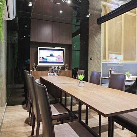 V Residence Serviced Apartment Банкок Екстериор снимка