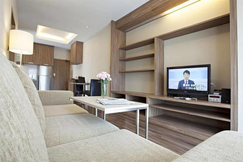 V Residence Serviced Apartment Банкок Екстериор снимка