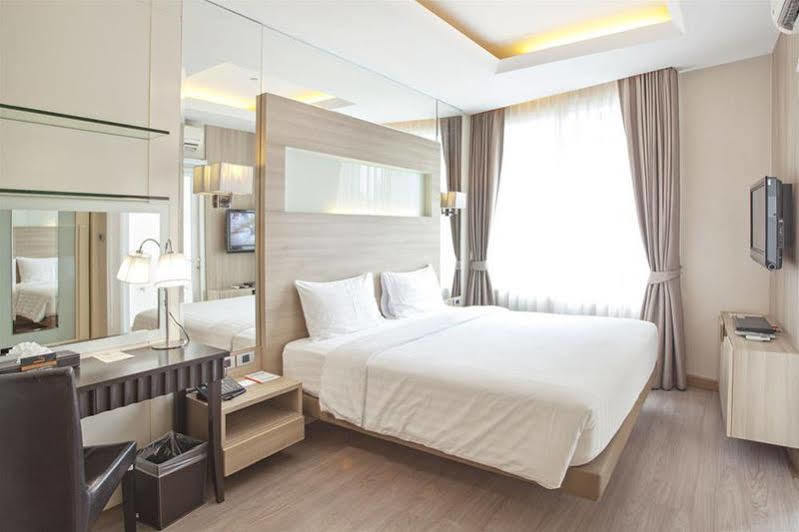 V Residence Serviced Apartment Банкок Екстериор снимка