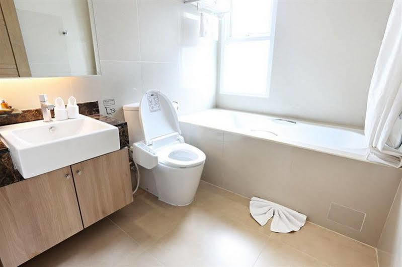 V Residence Serviced Apartment Банкок Екстериор снимка