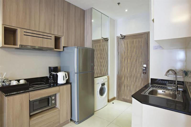 V Residence Serviced Apartment Банкок Екстериор снимка