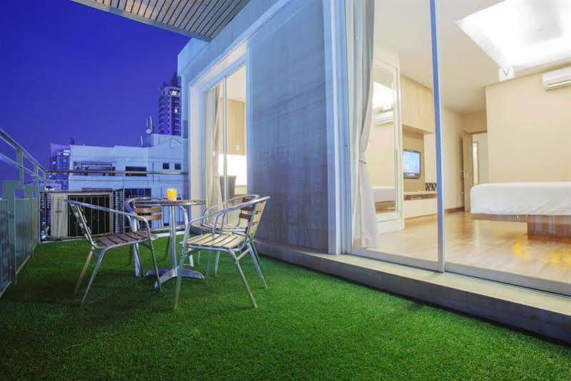 V Residence Serviced Apartment Банкок Екстериор снимка