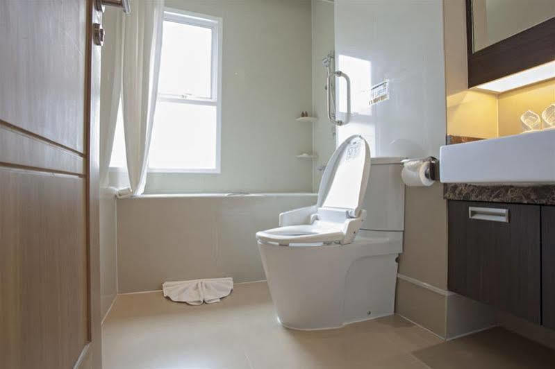 V Residence Serviced Apartment Банкок Екстериор снимка