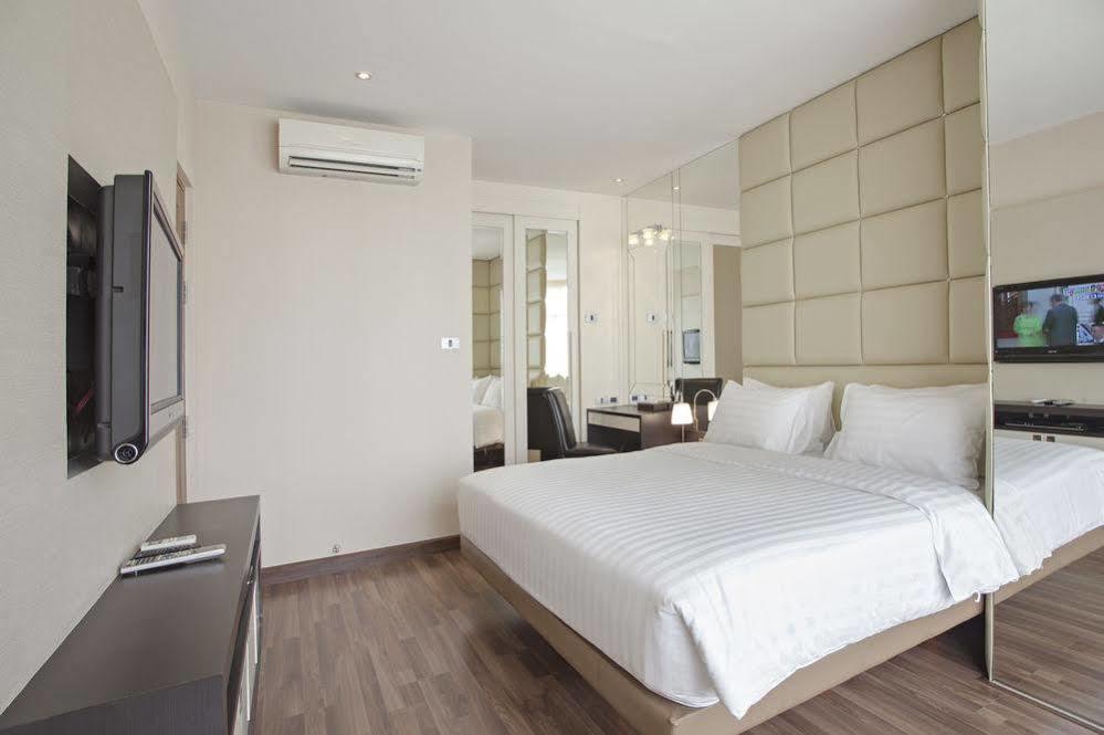 V Residence Serviced Apartment Банкок Екстериор снимка