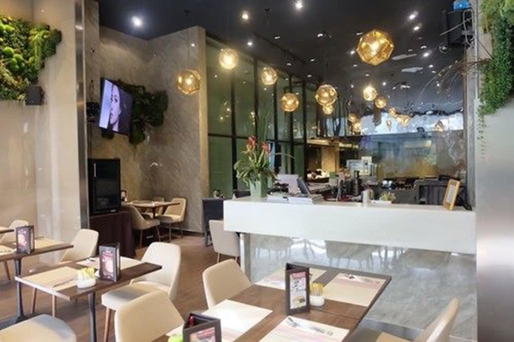 V Residence Serviced Apartment Банкок Екстериор снимка