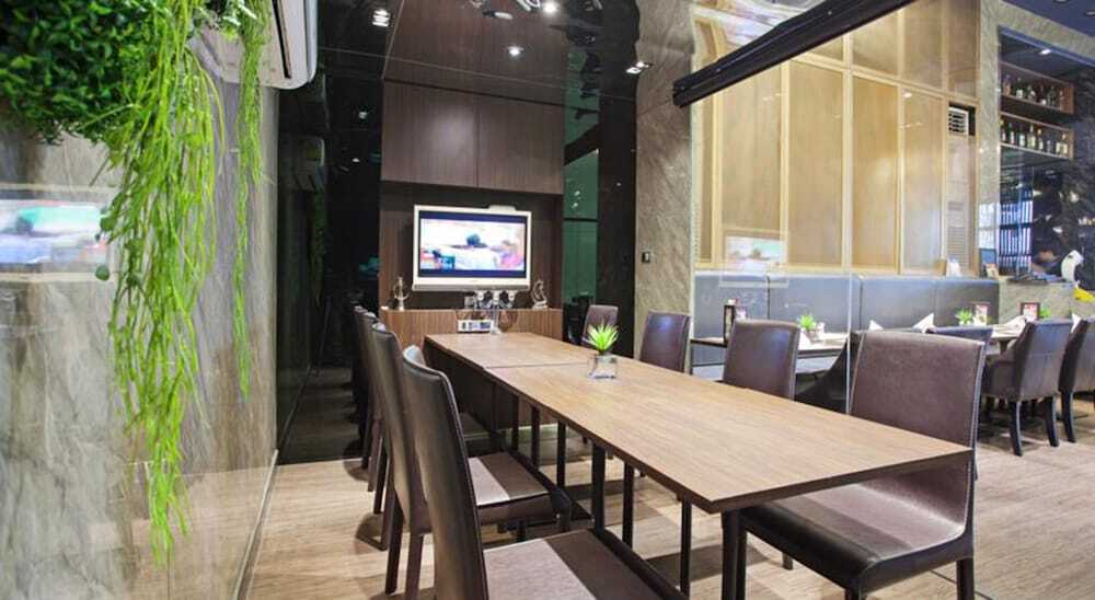 V Residence Serviced Apartment Банкок Екстериор снимка